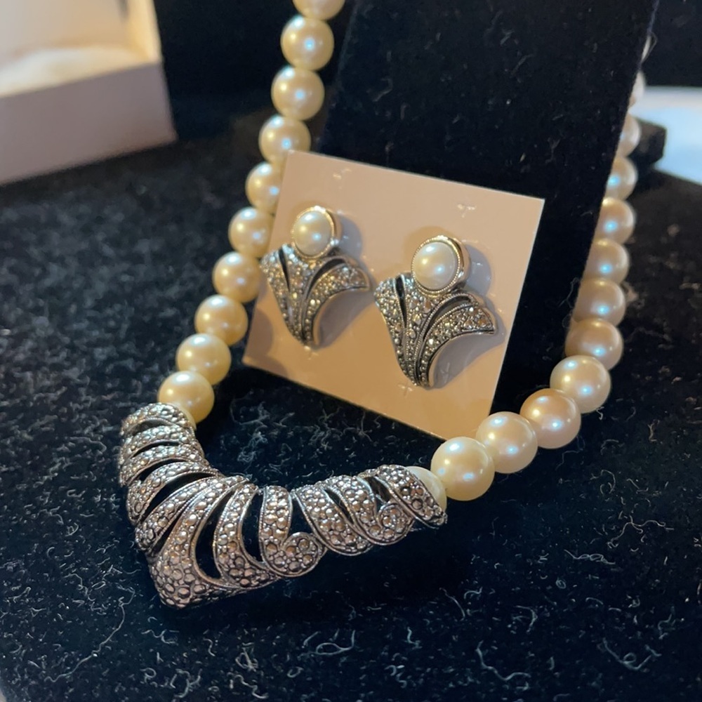 Avon (1990) Vintage Set “Classic Drama” Faux Pearl/Marquisette Necklace&Earrings - Picture 4 of 10